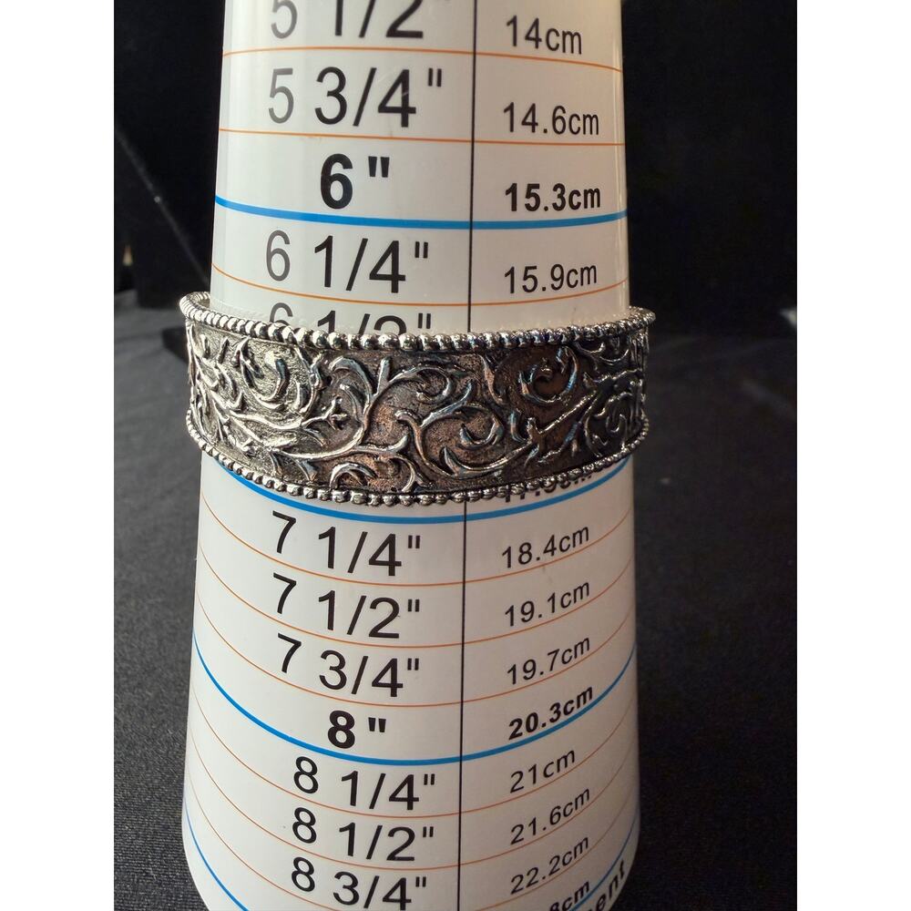 Vintage Sara Blaine cuff bracelet featuring intricate scrollwork in silver tone - Picture 4 of 10